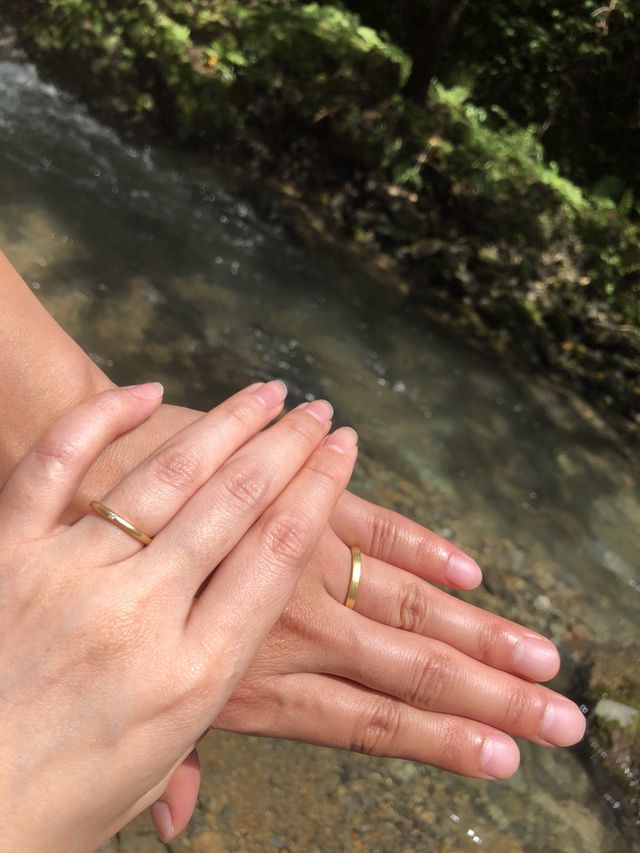 シンプルなゴールドのリングをマット仕上げで！