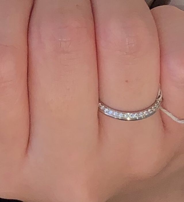 つける向きによってダイヤモンドの見え方が変わります