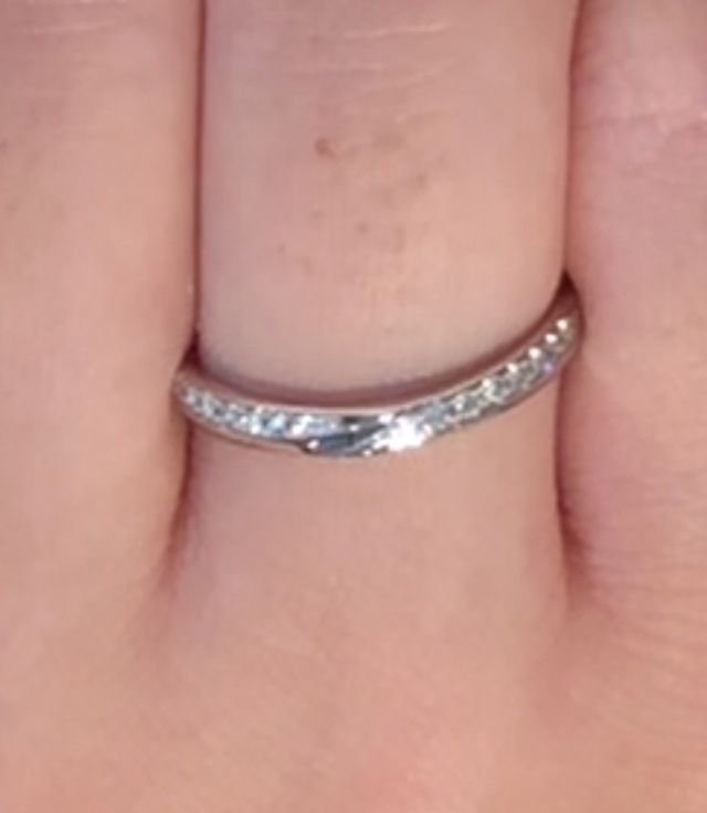 結婚指輪ですがダイヤが散りばめられているのでゴージャスです