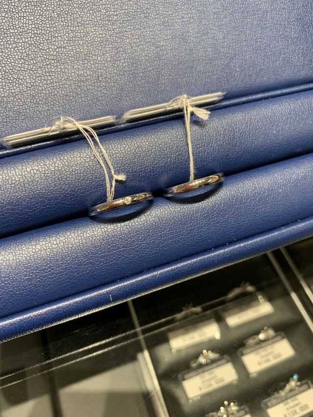 ダイヤモンド一粒のシンプルなもの。