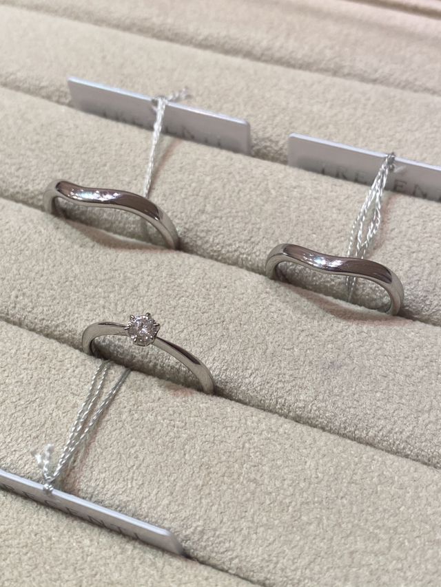 マリッジリングはチポーラのVラインのペアリング。