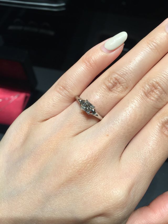 出来上がった婚約指輪を着用