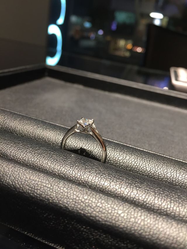 出来上がった婚約指輪を店内で確認