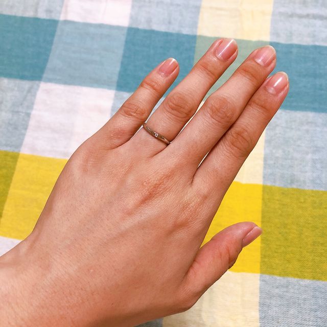 細くて華奢な指輪で、キラキラしていて可愛いです。