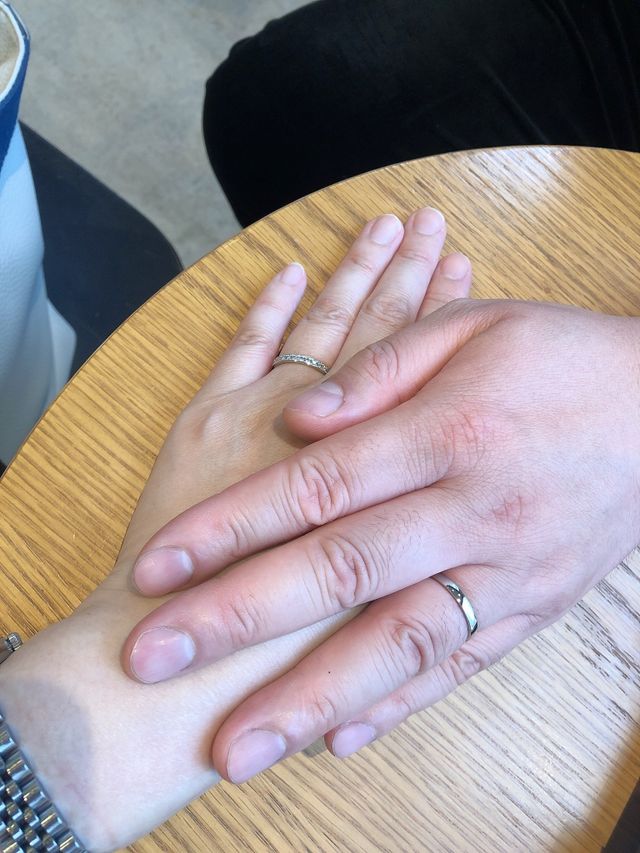 ハーフエタニティです。見本よりも完成品の方が輝いています。