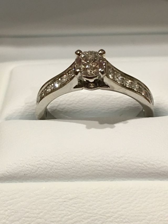 1895ソリテールリング
中央のダイヤと小さなダイヤが素敵
