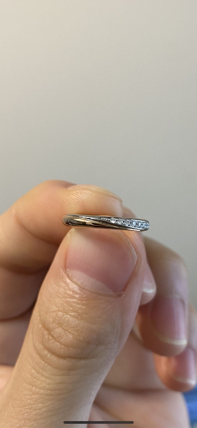 女性側の指輪です。プラチナとピンクゴールドの組み合わせ。