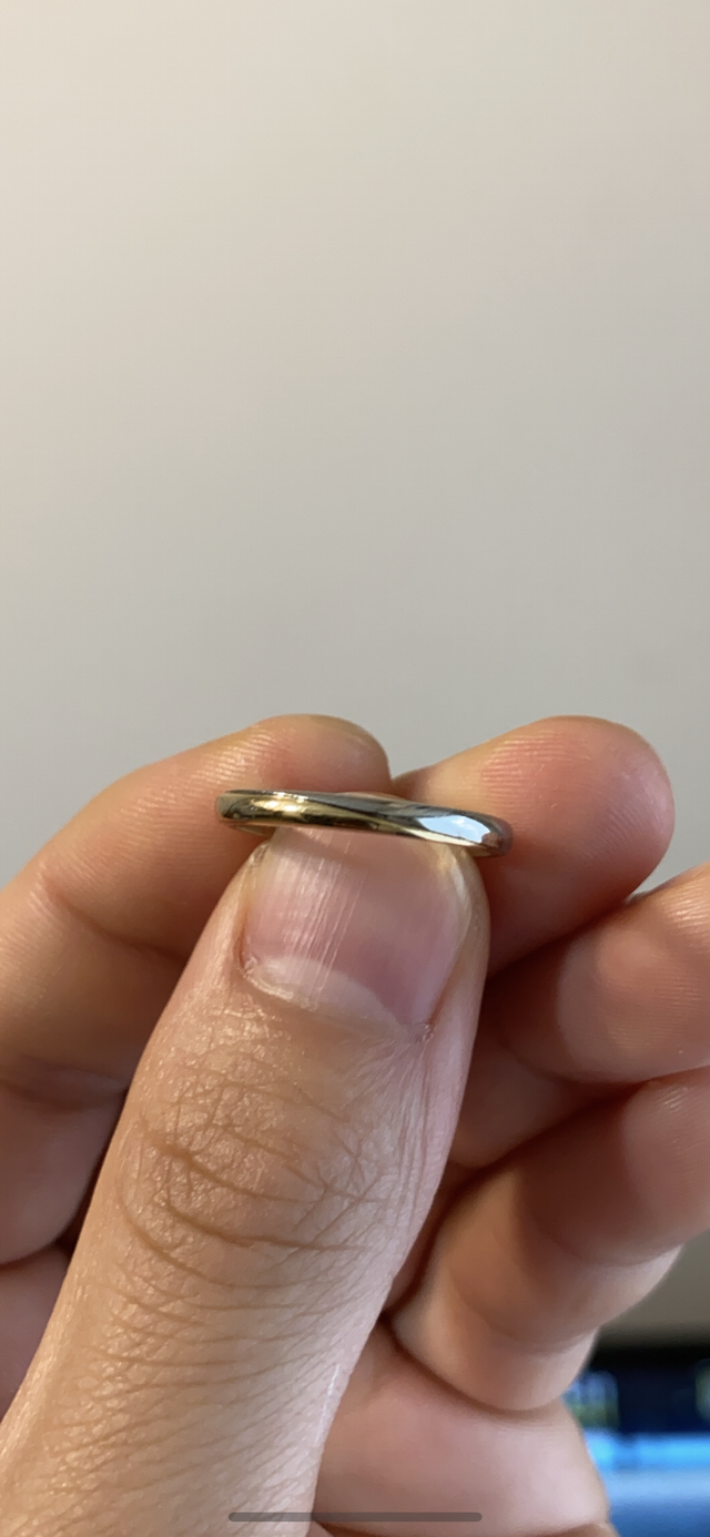 男性側の指輪。プラチナとイエローゴールドの組み合わせ。