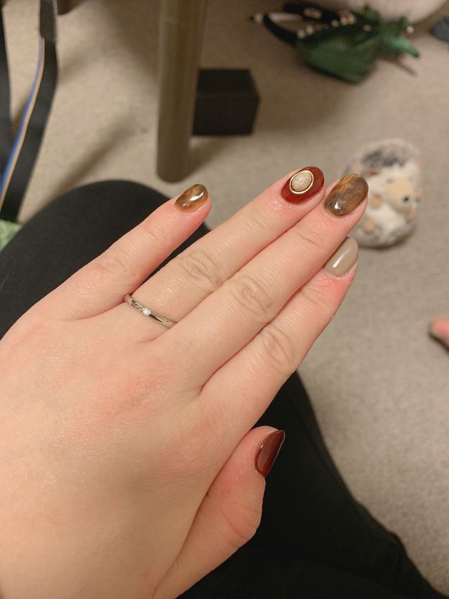 シルバーで一粒中にダイヤモンドが入っているシンプルなデザイン