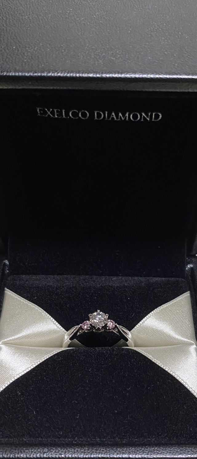 ダイヤモンドと左右にピンクダイヤモンド