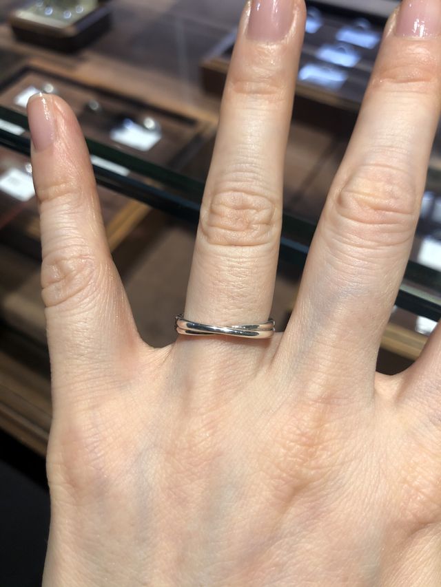 クロスしたデザインの指輪