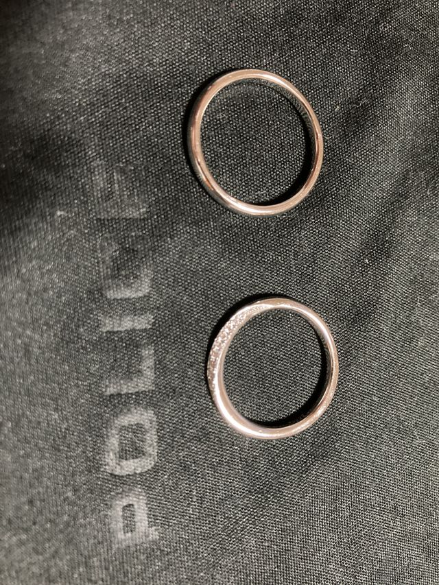 指輪の写真です。
新婦用はダイヤモンドをラインでいれています