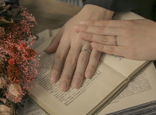 同じデザインでありながら、お互いの指輪を作り合いました。