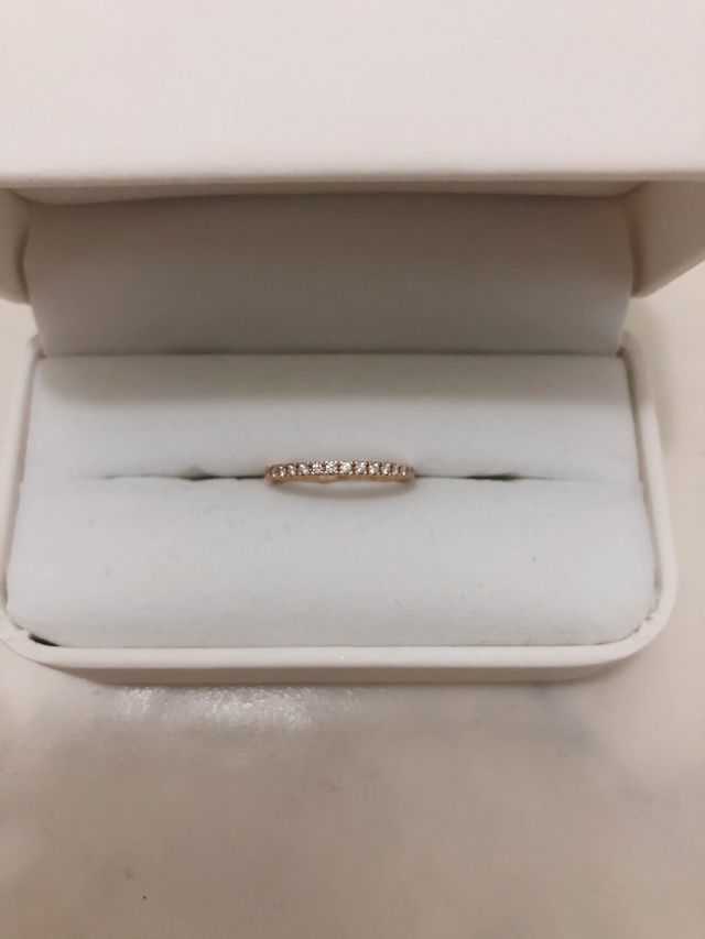 ゴールドで細めのデザイン。