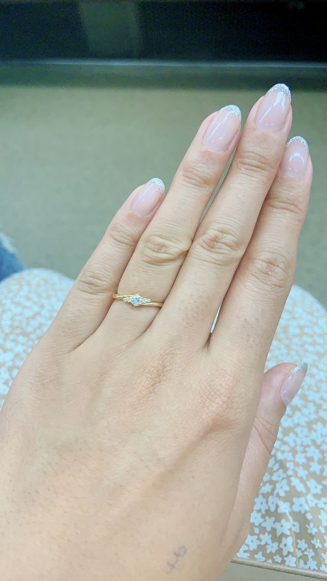 セミオーダーの婚約指輪の着画