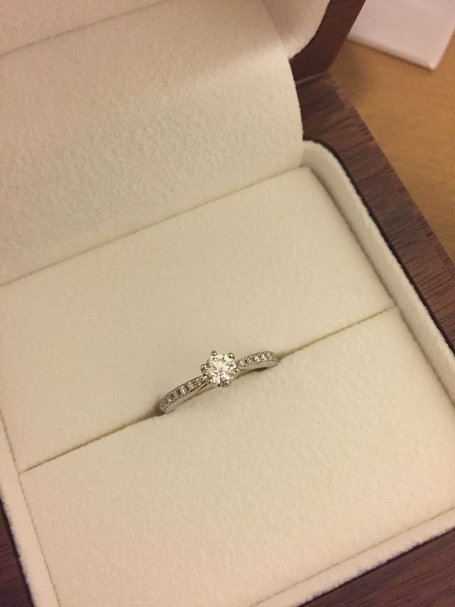 木の箱に入っています