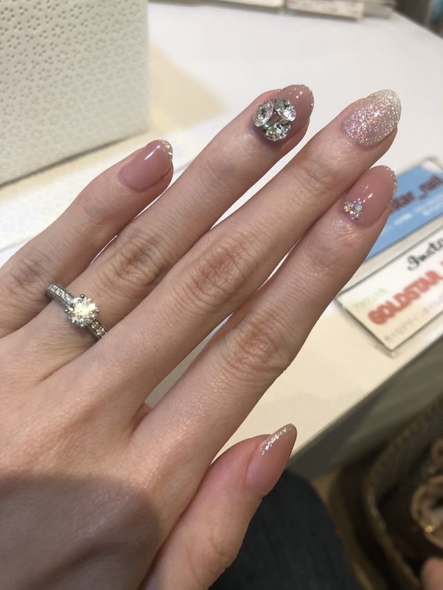 写真では見にくいですが、リングの側面にもダイヤが付いてます。