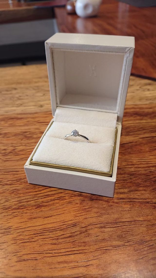 ストレートで、結婚指輪との重ね着けしやすいデザインです！