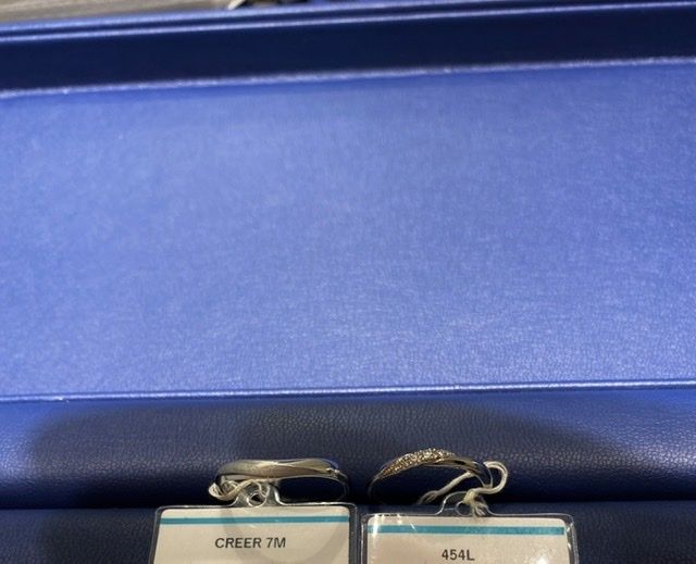 男性は正面つや消し加工可能、女性は真ん中にダイヤモンド