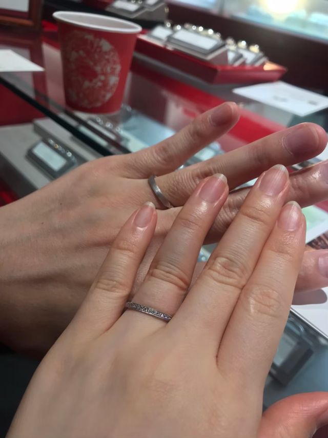 女性の指輪のキラキラ感素敵です