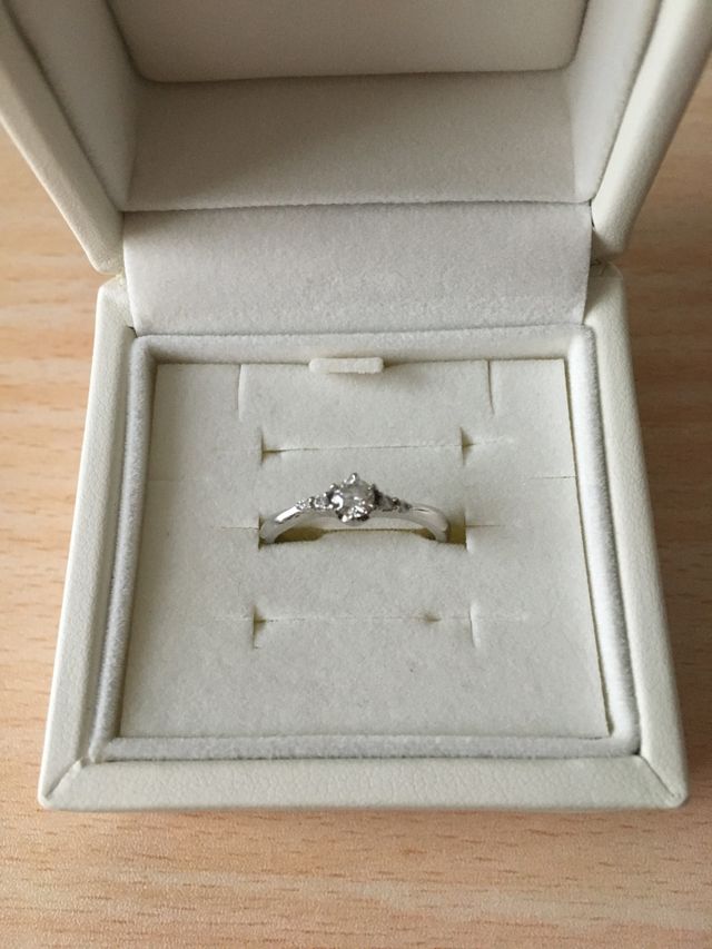 真ん中に大きな石と両側に小さな石がついている指輪