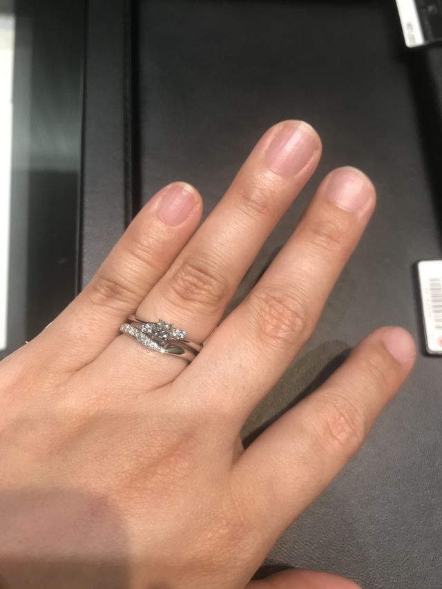 婚約指輪と合わせても綺麗にまとまります。
