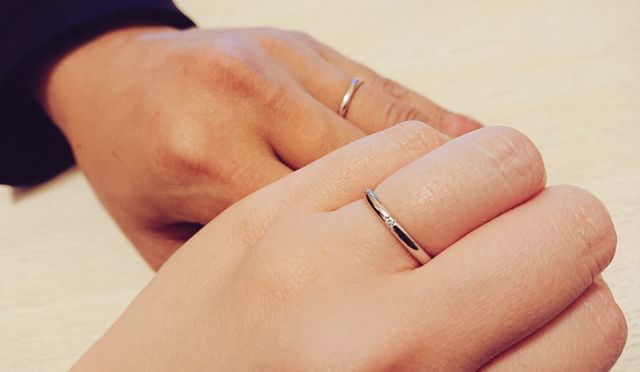 届いた指輪を旦那様とつけてみた