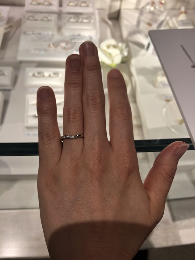 Vラインのダイヤモンドが埋め込まれたデザインです。