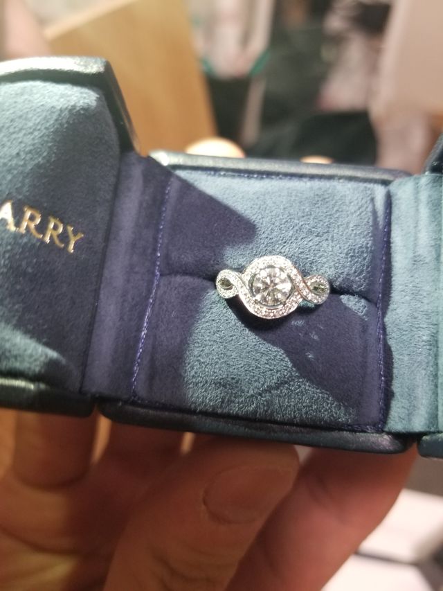 婚約指輪のリリークラスターです。