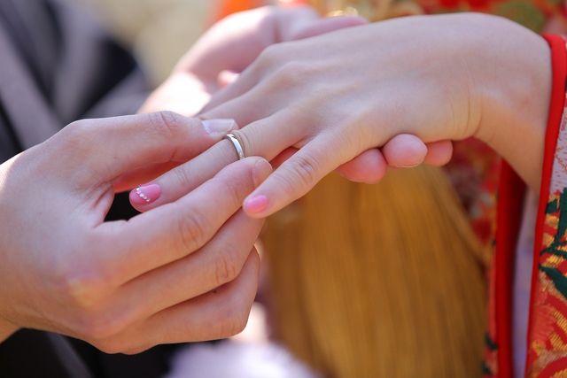 前撮りで指輪交換風の写真を撮りました。