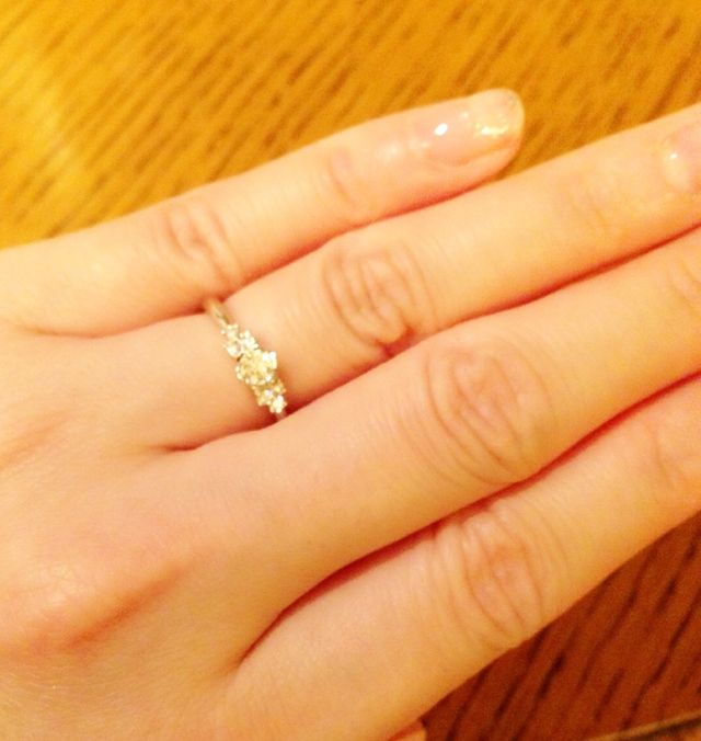 真ん中のお花型のダイヤのサイドには３つずつ小さなダイヤ。