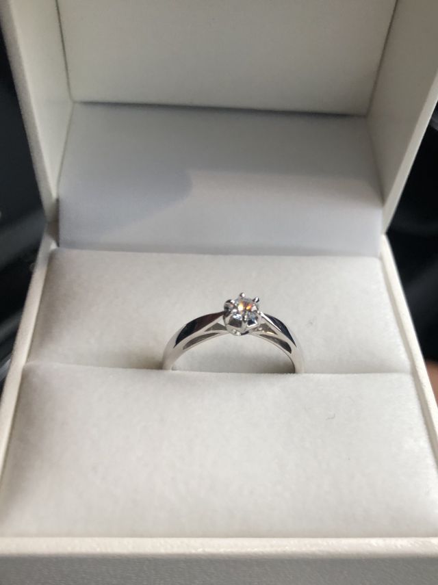 シンプルで輝きも良く、素敵です。購入を即決しました。