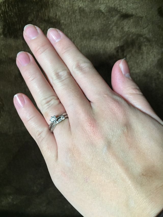 婚約指輪、結婚指輪をセットでつけたものです