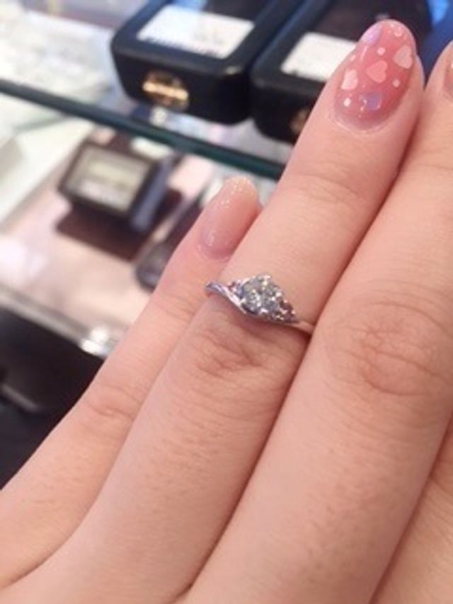 両サイドにピンクダイヤ、真ん中はお花のように留めたデザイン