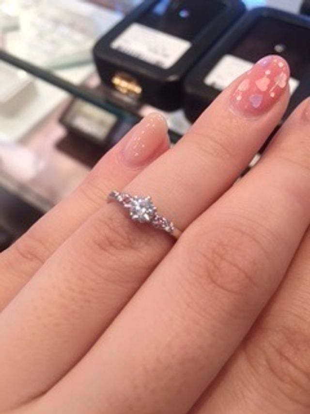 ピンクダイヤと白ダイヤが2石ずつついたデザイン