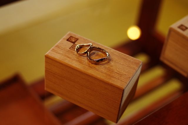 オーダーした指輪が出来上がり購入店に取りに行ったときの写真