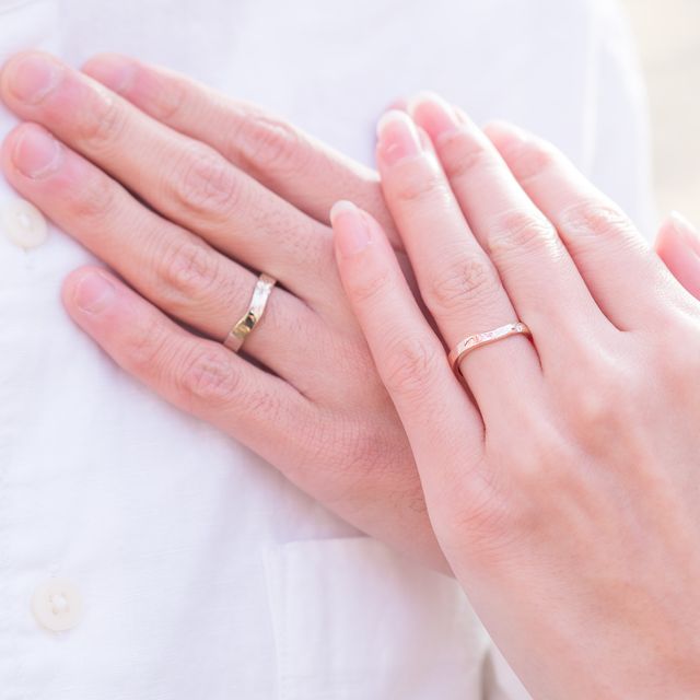 比較的凝ったデザインですが、着用時はさりげない感じです。