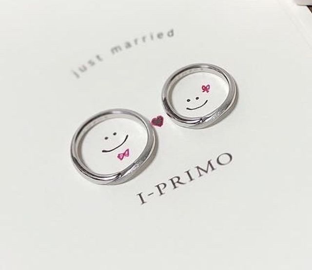 シンプルだけど個性もあって、裏にはダイヤがあって素敵です。