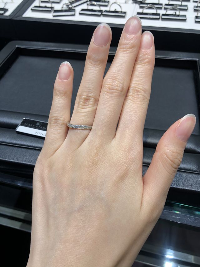 11個のダイヤが付いているウェーブタイプの指輪です。