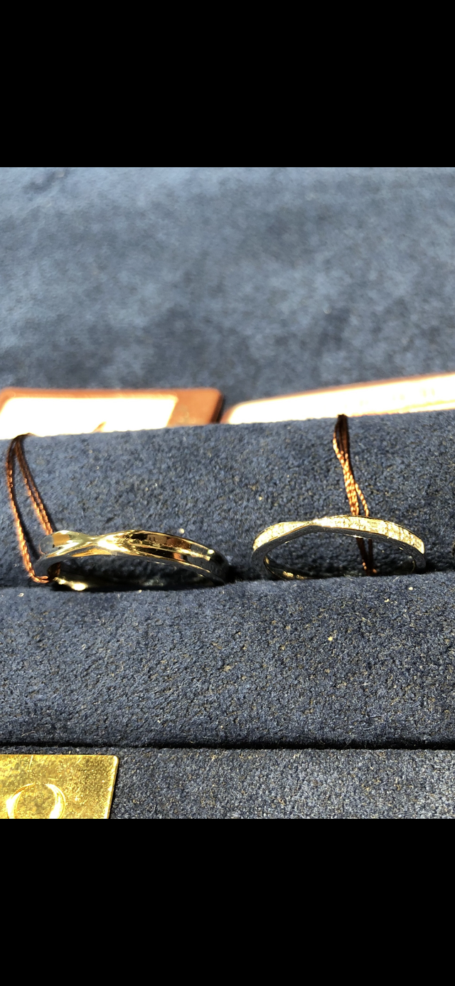 女性側はメレダイヤの入っているものを選びました