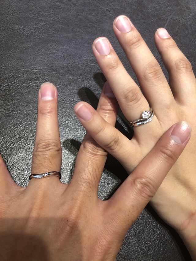 婚約指輪と重ね着けです。