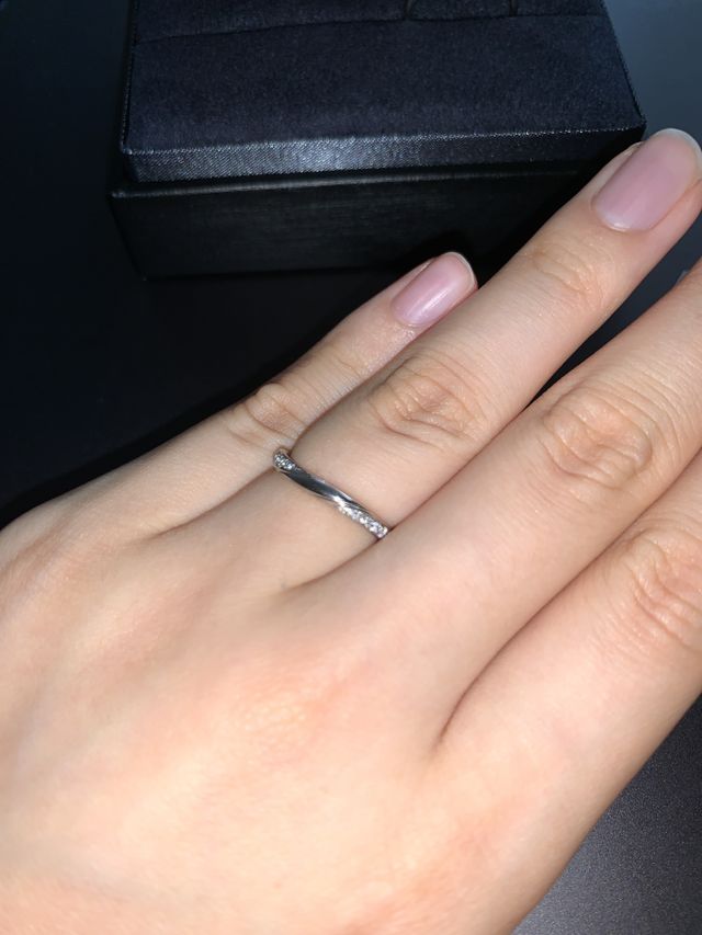 ダイヤモンドが両側についてる分キラキラだけど控えめっぽい感じ