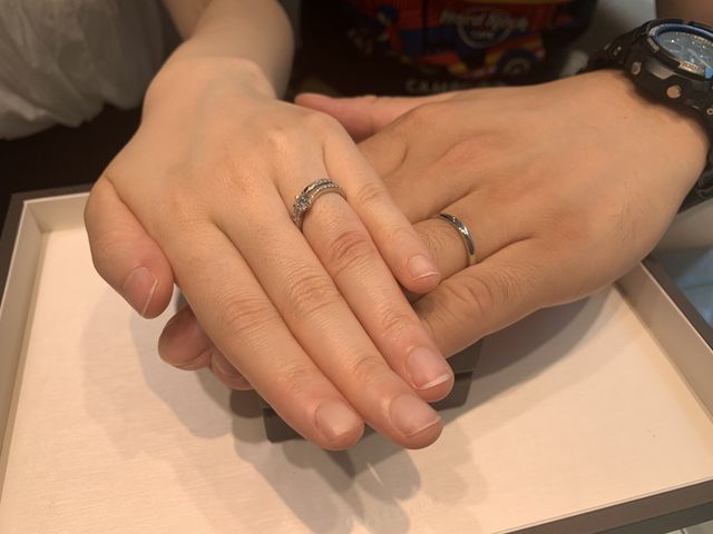 プロポーズの時にもらった婚約指輪のセットリングの結婚指輪です