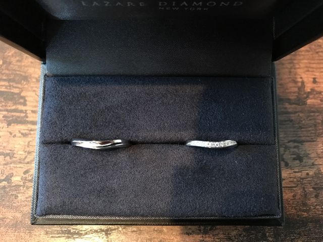 女性用も男性用もV字で、女性用はダイヤが入ってます。