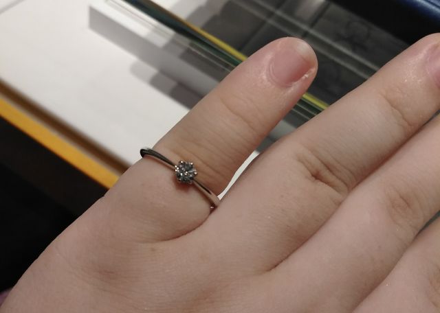 実際にお店でつけさせて頂いた婚約指輪です。