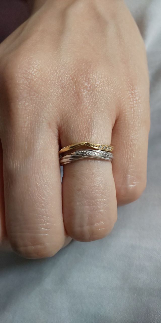 相手側からもさりげなく見えるダイヤがとっても綺麗です