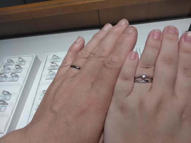 実際にお店で受け取った時の着用写真です。新婦側のみ重ね付け。