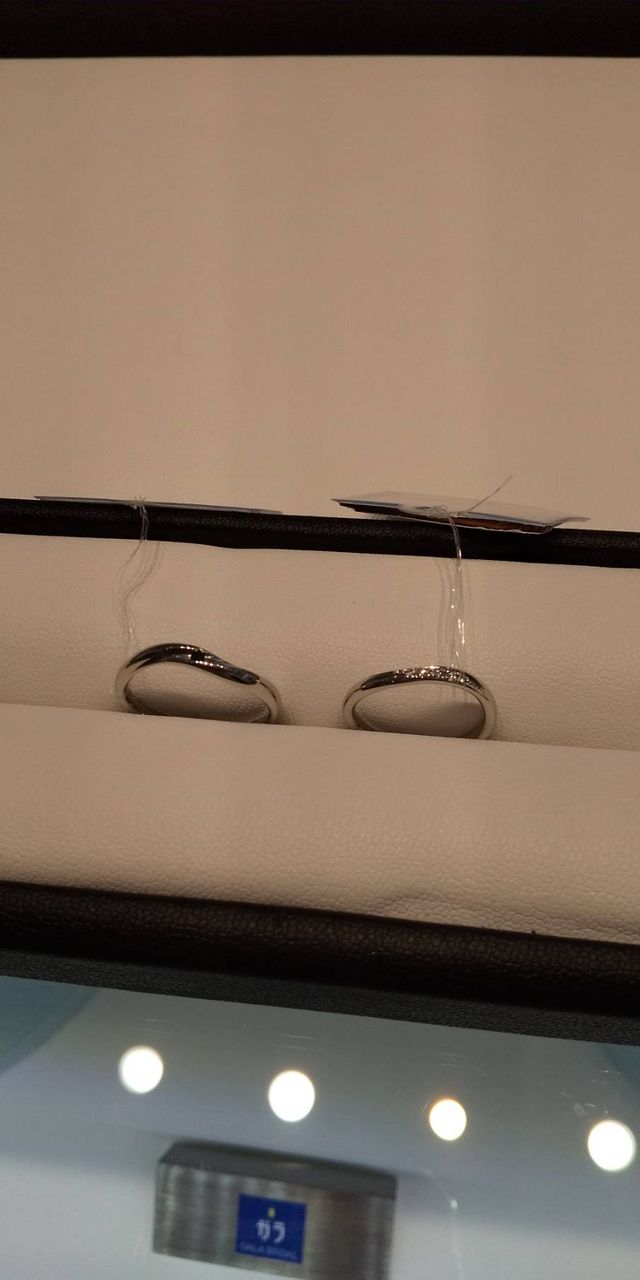 婚約指輪がないので埋め込みの石が入ってる物にしました。