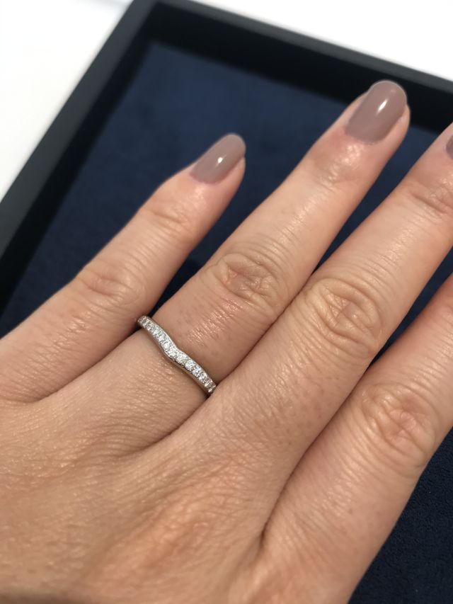 なだらかなV字のハーフエタニティです