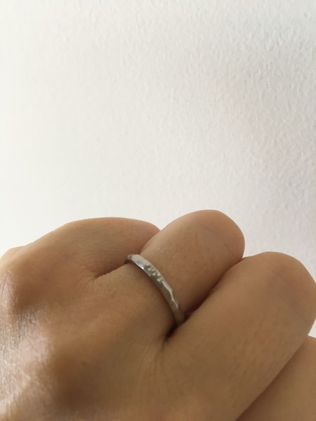 表面がカットのデザインがされていて、真ん中にダイヤが3つ